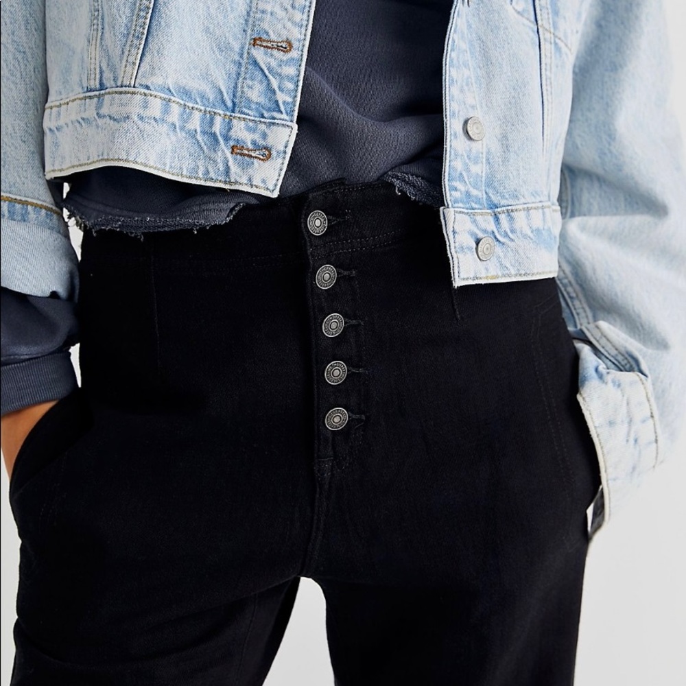 Free People Osaka Jeans. Cropped and Relaxed Fit. Size 26 and can be a bit baggy